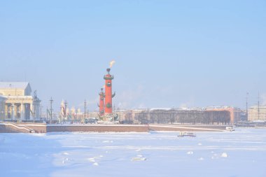 Saint Petersburg Vasilievsky adasında güneşli kış günü, Rusya tükürmek rostral sütun.