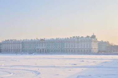 Kış Sarayı ve donmuş Neva Nehri'nde kış, St.Petersburg, Rusya.