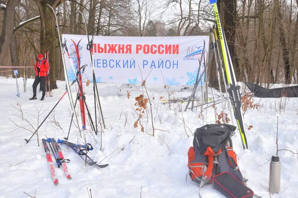 Petersburg Rússia Fevereiro 2019 Esqui Cross Country Neve Dia Inverno — Fotografia de Stock