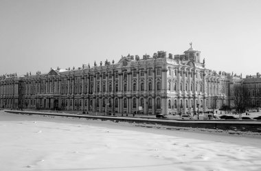 Kış Sarayı ve donmuş Neva Nehri'nde kış, St.Petersburg, Rusya.