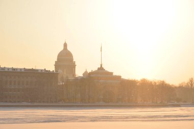 Admiralty dolgu ve St.Petersburg donmuş Neva Nehri güneşli kış akşam, Rusya Federasyonu.