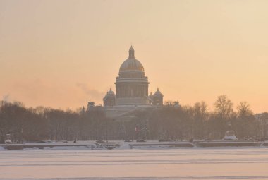 Saint Isaac's Katedrali ve St.Petersburg donmuş Neva Nehri güneşli kış akşam, Rusya Federasyonu.