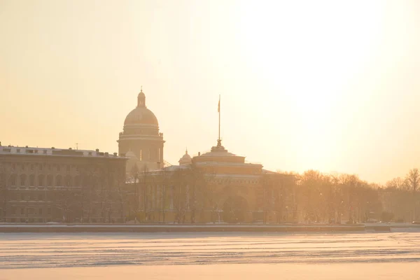 Admiralität Damm Und Gefrorene Newa Petersburg Bei Sonnigem Winterabend Russland — Stockfoto