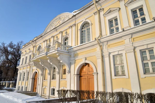 晴れた日に ロシアのサンクトペテルブルクで大学堤防の宮殿 — ストック写真