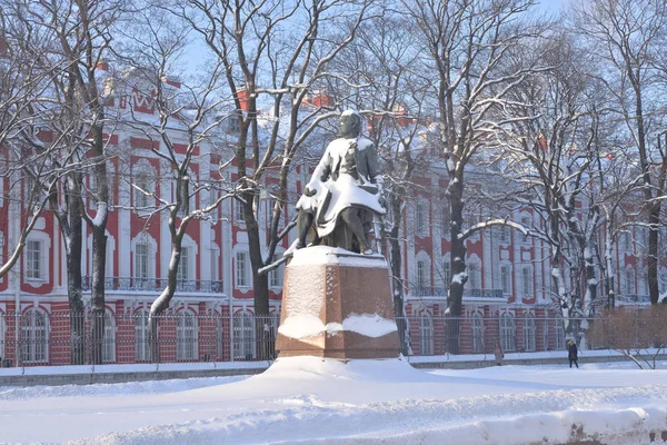 サンクトペテルブルク ロシア連邦 2019 晴れた冬の日に大学の堤防にミハイル Vasilyevich ロモノーソフ記念碑 — ストック写真