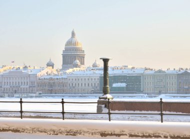 St.Petersburg güneşli kış akşam, Rusya Üniversitesi dolgu ve Saint Isaac's Cathedral.