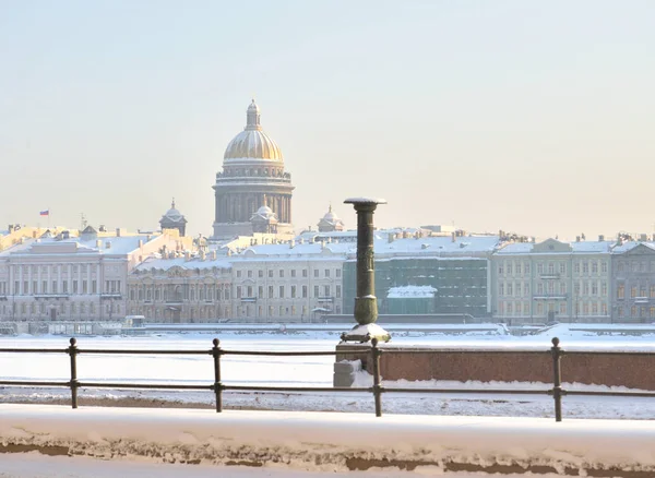 Uniwersytet Nasyp Saint Isaac Cathedral Sankt Petersburgu Słoneczny Zimowy Wieczór — Zdjęcie stockowe
