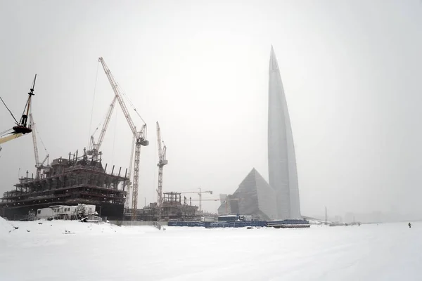 Lakhta Center na pobřeží Baltu zmrazených mrakodrap. — Stock fotografie