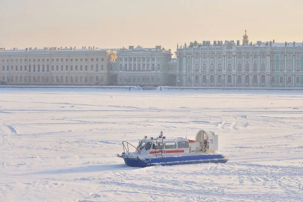 Palacio terraplén del río Neva en invierno . — Foto de Stock