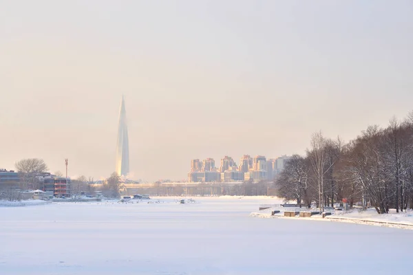 Frozen Neva River on the outskirts of St. Petersburg. — Stock Photo, Image