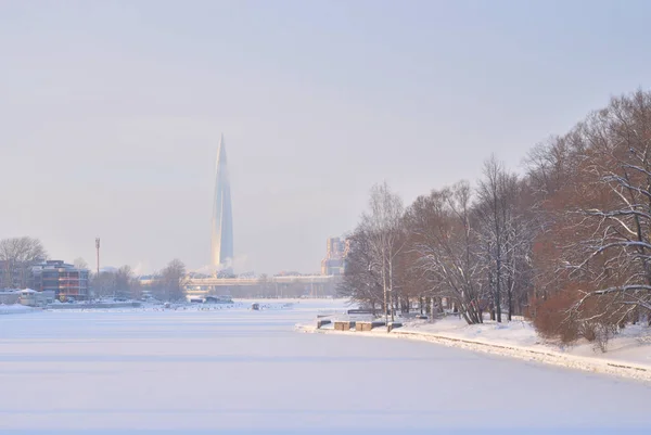 Bevroren rivier de Neva aan de rand van Sint-Petersburg. — Stockfoto