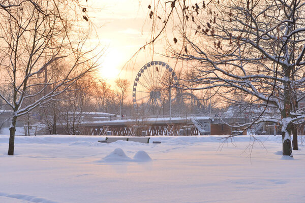 зимний пейзаж на закате.