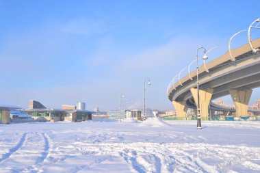St. Petersburg eteklerinde şehir manzarası.