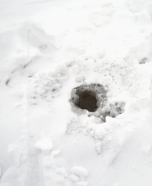 Fshing dziury w lodzie. — Zdjęcie stockowe