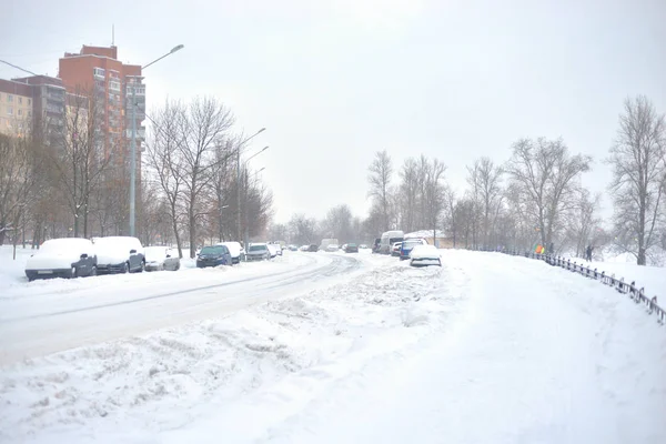 Snötäckta gatan i utkanten av St. Petersburg. — Stockfoto
