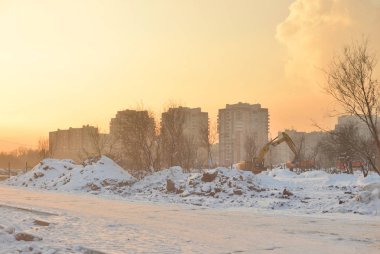 Cityscape kış gün batımında konut binalar.