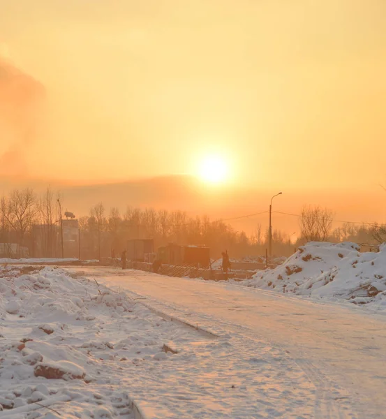 Weg bij zonsondergang in de winter. — Stockfoto