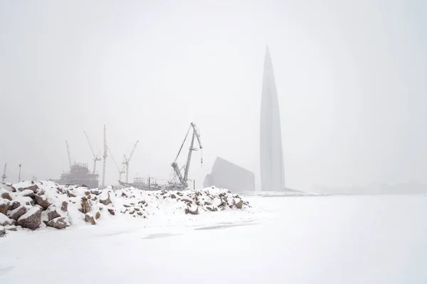 Lakhta Center na pobřeží Baltu zmrazených mrakodrap. — Stock fotografie