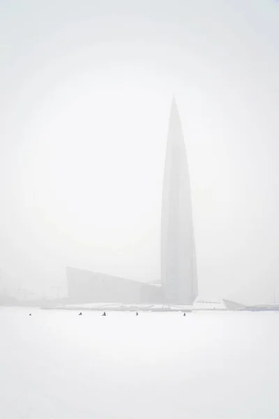 Lakhta Center na pobřeží Baltu zmrazených mrakodrap. — Stock fotografie