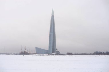 Gökdelen Lakhta Merkezi donmuş Baltık Denizi'nin kıyısında.