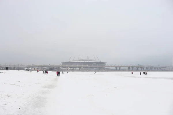 Mer Baltique gelée et nouveau stade Gazprom Arena . — Photo