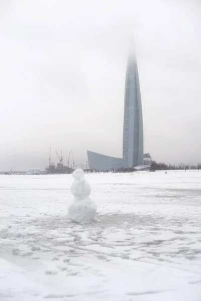 Skyscraper Lakhta Center on coast of frozen Baltic Sea. — Stock Photo, Image