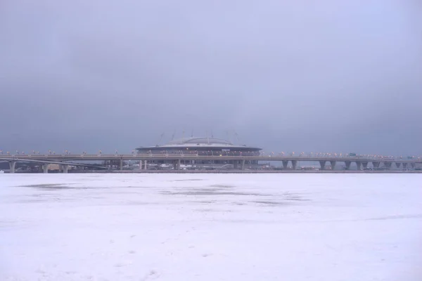 Zmrazené Baltského moře a nový stadion Gazprom Arena. — Stock fotografie