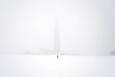 Gökdelen Lakhta Merkezi donmuş Baltık Denizi'nin kıyısında.