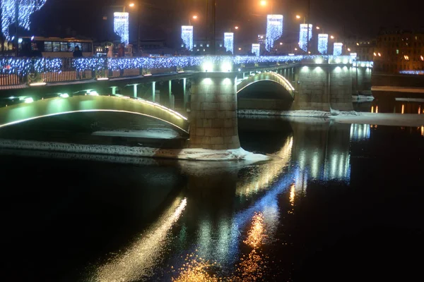 Blick auf Wechselbrücke in der Winternacht. — Stockfoto