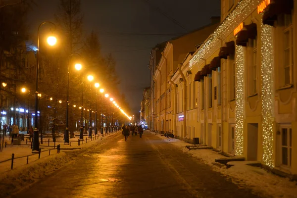 Rua 6 linha de Vasilievsky islã na noite de inverno . — Fotografia de Stock