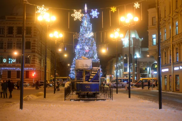 Calle 6 y 7 líneas de la isla Vasilievsky en la noche de invierno . —  Fotos de Stock