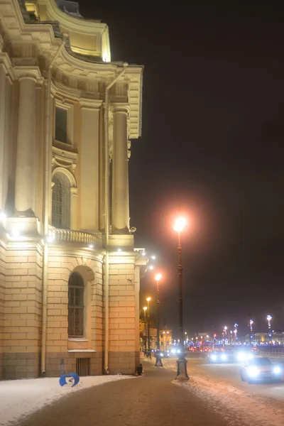 Embankment Universidade na noite de inverno . — Fotografia de Stock