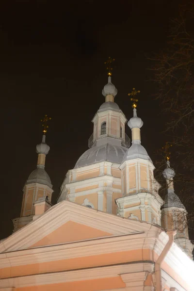 Ο Καθεδρικός Ναός του Αγίου Ανδρέα στο χειμωνιάτικη νύχτα. — Φωτογραφία Αρχείου