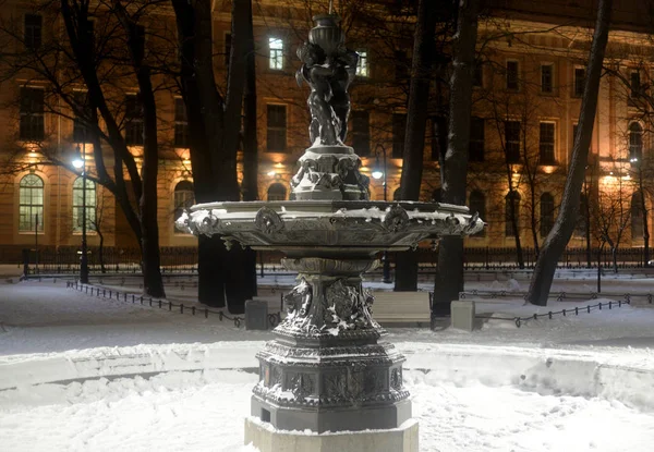 Oude niet-werkende fontein op de winter. — Stockfoto