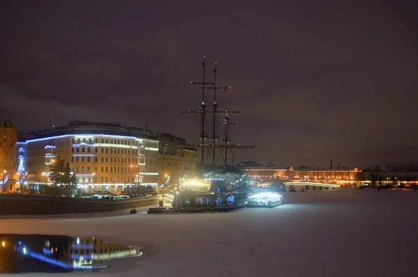 Mytninskaya nasyp w Sankt Petersburgu w zimie nocy. — Zdjęcie stockowe