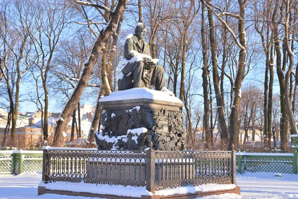 伊万·克里洛夫纪念碑. — 图库照片