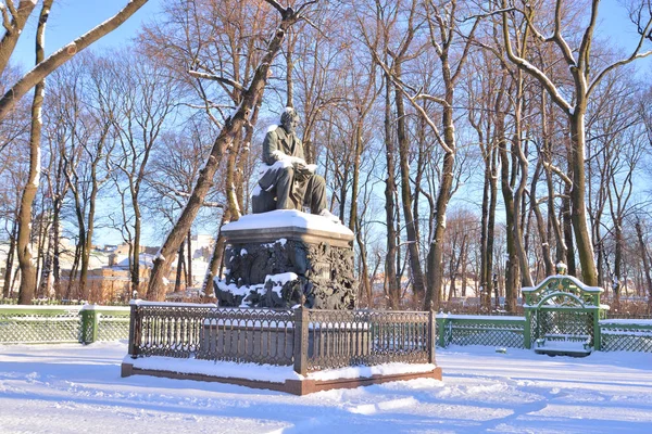 伊万·克里洛夫纪念碑. — 图库照片