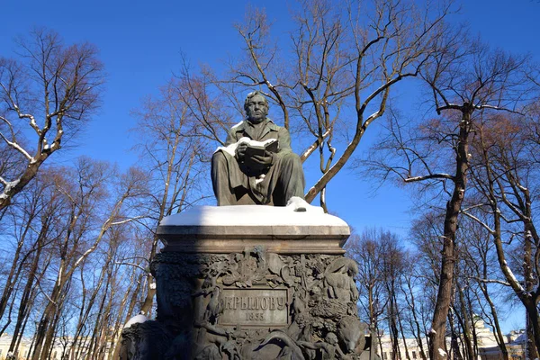 Monumento a Iván Krylov . —  Fotos de Stock