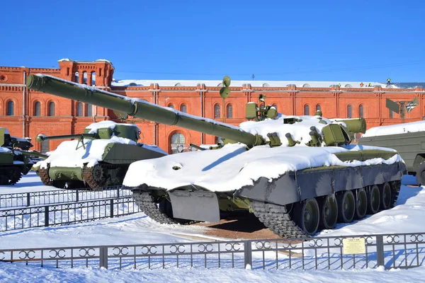 Orosz tartály T-80 a hadsereg tüzérségi Múzeumban. — Stock Fotó