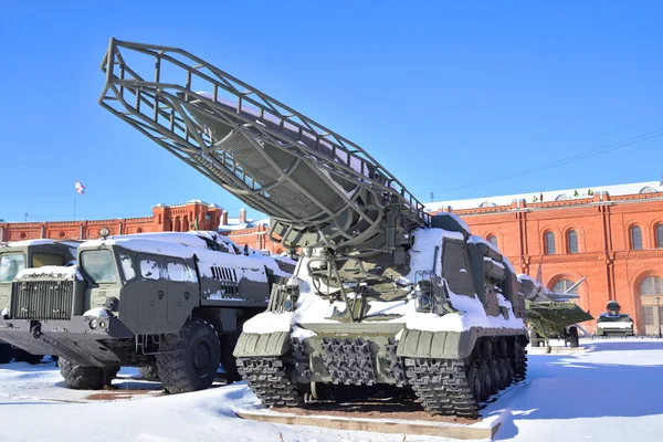 Ancien système de missiles soviétiques au Musée d'artillerie . — Photo