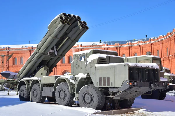 파이팅 차량 9a52 300 mm 다중 로켓 발사기 Smerch 9 k 58. — 스톡 사진