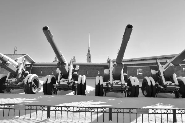 Antiguos cañones soviéticos . — Foto de Stock