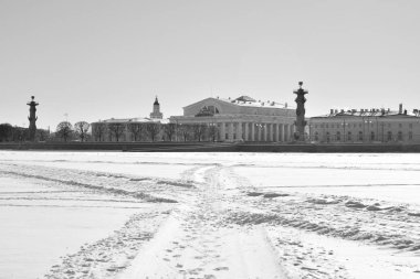Görünüm ok Vasilievsky adanın ve dondurulmuş Neva Nehri.