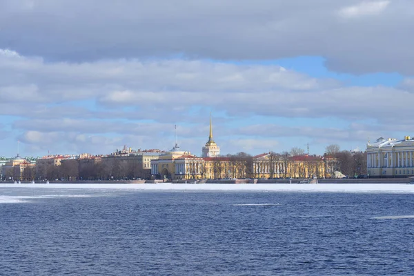 Terraplén del Almirantazgo en San Petersburgo . —  Fotos de Stock