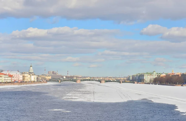 Vista del río Neva en el centro de San Petersburgo . —  Fotos de Stock