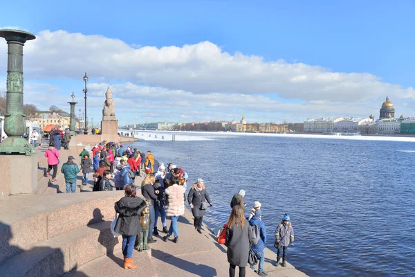 Università Embankment del fiume Neva a San Pietroburgo . — Foto Stock