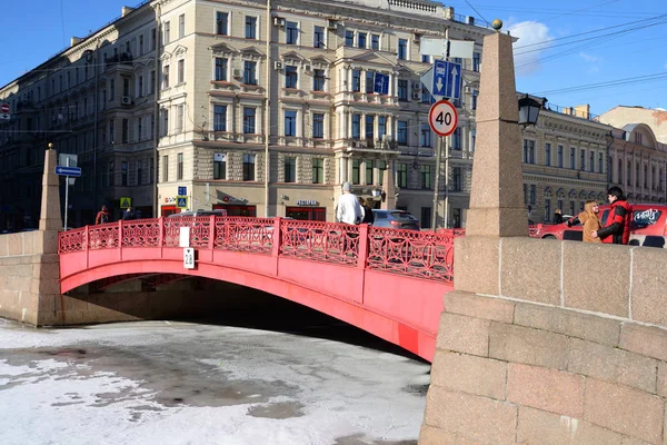 Punainen silta Pietarissa . — kuvapankkivalokuva