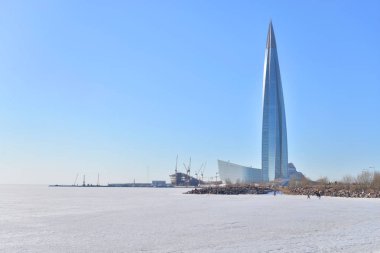 Gökdelen Lakhta Merkezi donmuş Baltık Denizi'nin kıyısında.