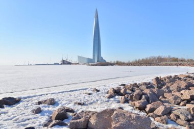 Gökdelen Lakhta Merkezi donmuş Baltık Denizi'nin kıyısında.