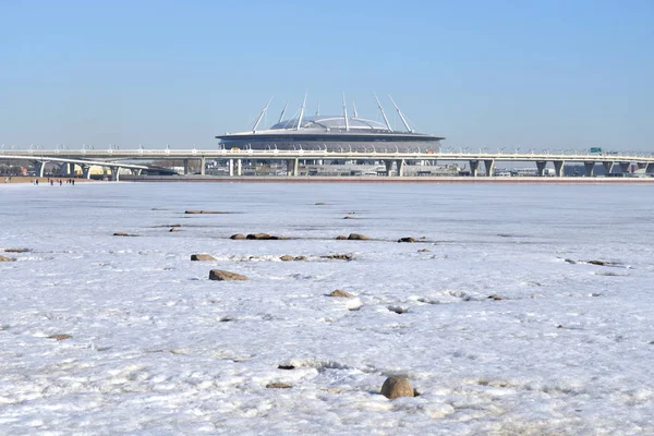 Mar Báltico congelado e novo estádio Gazprom Arena . — Fotografia de Stock